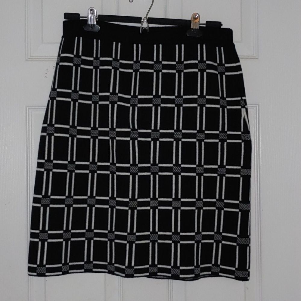 Madison black and white knit skirt Sz L